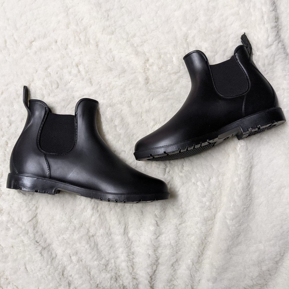 NWOT Sz. 9 Black Chelsea Rain Boots